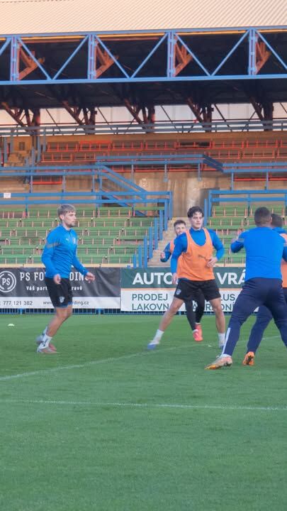 Odpoledne na hřišti, ještě doladit detaily a zítra se jede do Vratimova. ⚽️⚪️🔵
Přijedete za námi i vy? 
#mfkhavirov #indianihavirov #havirovskyfotbal #zapasvenku #fotbal #fyp