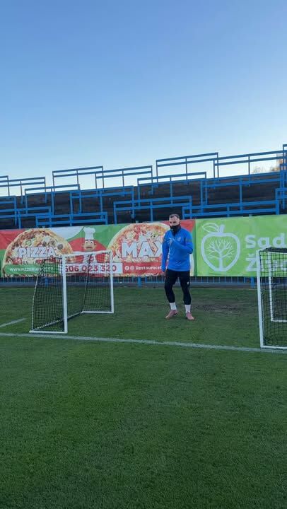 Když trenér řekne „jen lehký postřeh“, víte, že to nebude lehký 😁
@erikpuchel 🆚 @majkl_seva7 kdo zvládne lépe nálož míčů? ⚽️
Napište nám do komentářů, jakou výzvu máme připravit na jaro – inspirace se hodí 😉
#mfkhavirov #indianihavirov #indianskavyzva #football #funnygame