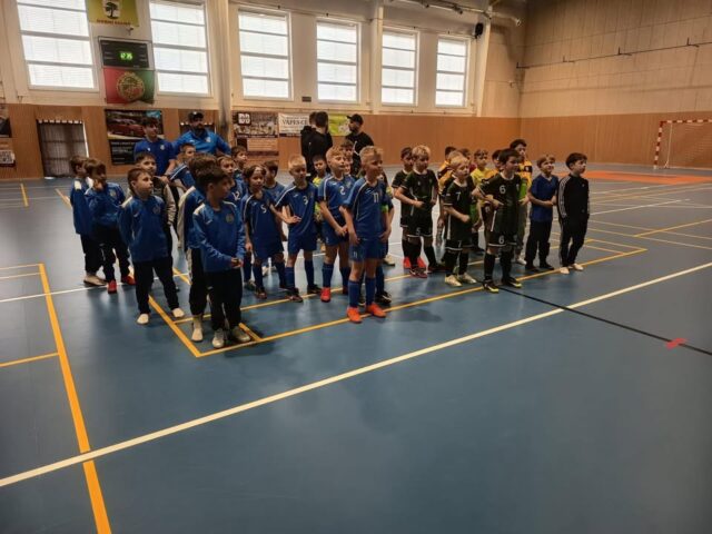 Mladší přípravka U9 to dokázala! Ve finále OFS vybojovala 1. místo, když nastřílela nejvíce branek a nechala za sebou Slovan Havířov, Český Těšín i Bohumín.

Nejlepším střelcem turnaje se stal Vilém Bajtek. Ocenění je ale výsledkem práce celého týmu, každý hráč přispěl svým výkonem.

Poděkování patří také rodičům za celodenní podporu v hledišti. I díky nim kluci došli až pro pohár.