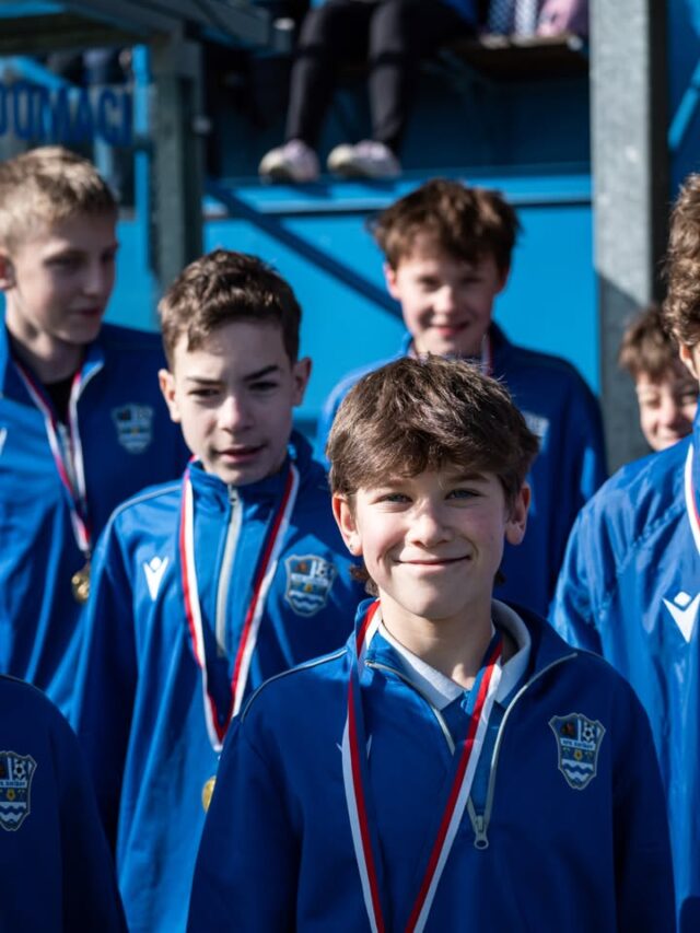 Poločas prvního jarního zápasu patřil našim klukům z U13. ⚽️⚪️🔵

Na hlavním hřišti jsme přivítali tým, který vyhrál Krajskou zimní ligu. Kluci fanouškům ukázali své medaile a odměnou jim byl potlesk téměř 500 fanoušků, kteří byli v neděli na stadionu.

Máme z vás obrovskou radost a jsme na vás pyšní, kluci. Zimní sezóna není jednoduchá, ale zvládli jste ji skvěle.

Děkujeme. 👏

A pokud by se i vaše dítě chtělo stát součástí naší Indiánské školičky, nábor nových hráčů je stále otevřen. 

#odpripravkypoacko #mfkhavirov #indianihavirov
