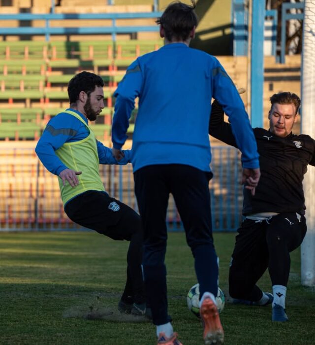 Předzápasový trénink.
Hlavičky. Přihrávky. Souboje.

Práce je hotová. Teď je čas na zápas. ⚽️⚪️🔵

#mfkhavirov #indianihavirov #predzapasovytrenink